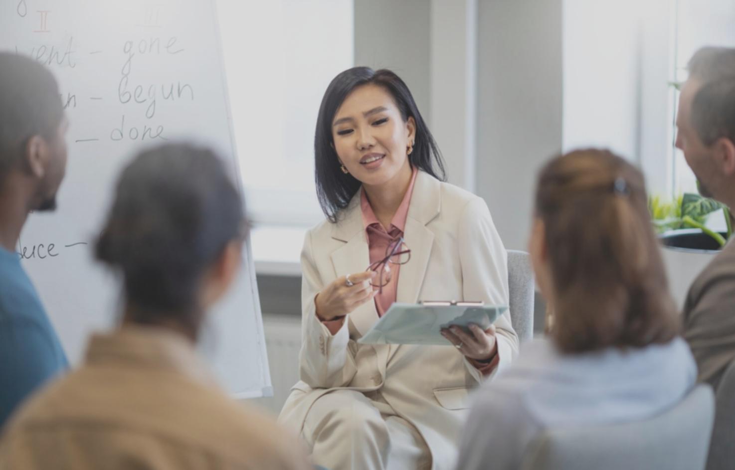 Profesionales trabajando en documentación empresarial