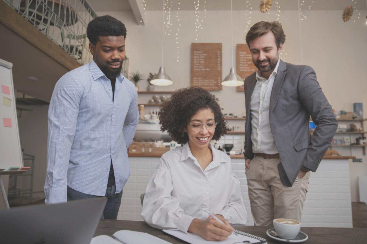 Sesión de formación empresarial en aula moderna